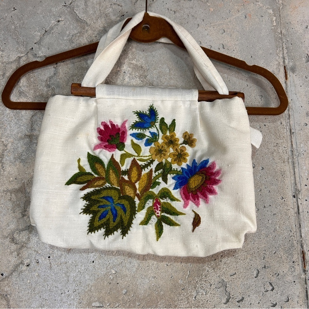 Vintage white linen floral embroidered handbag, wooden handle